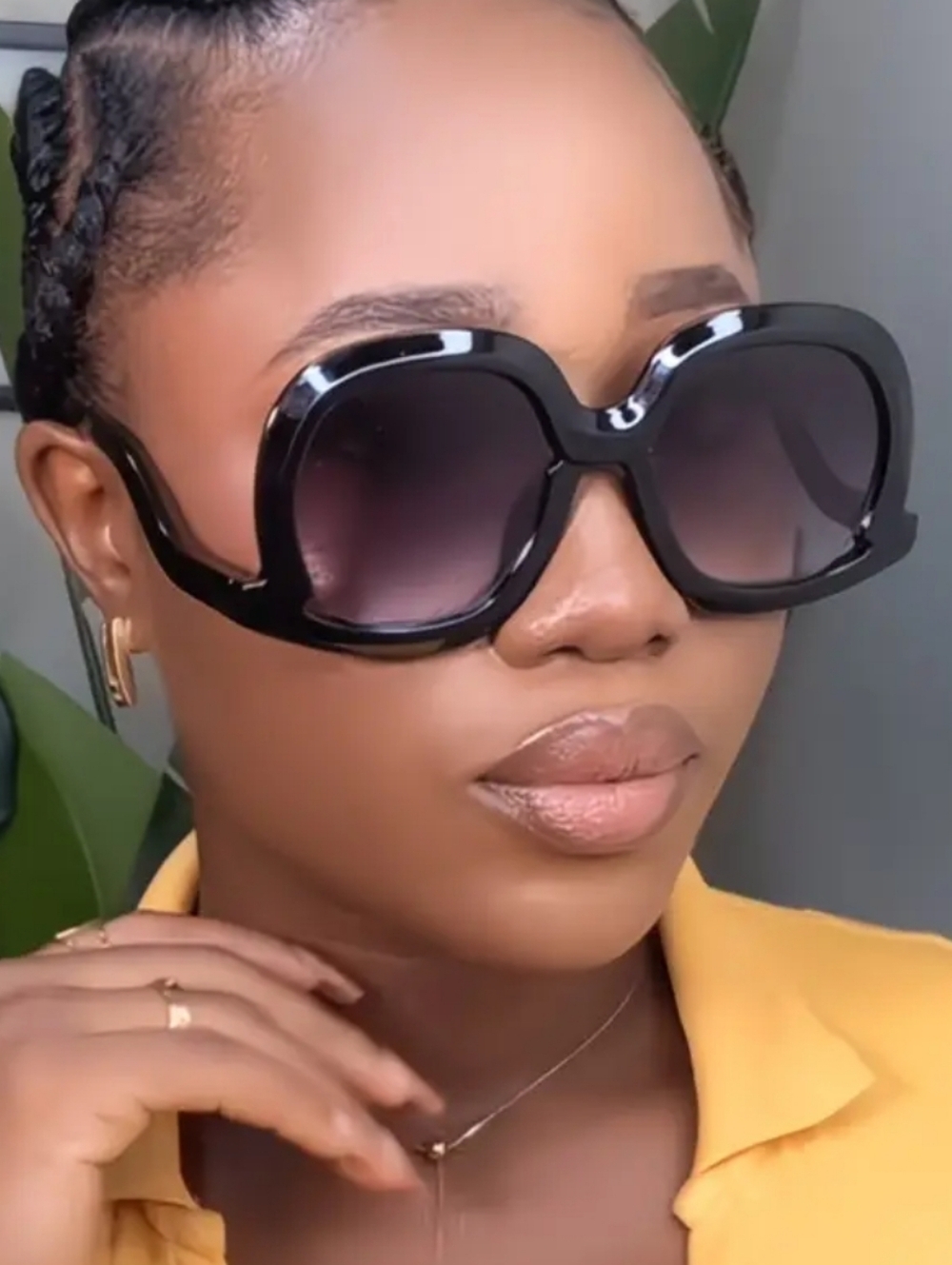 Women's Oversized Black Fashion Sunglasses - Picture 2 of 6